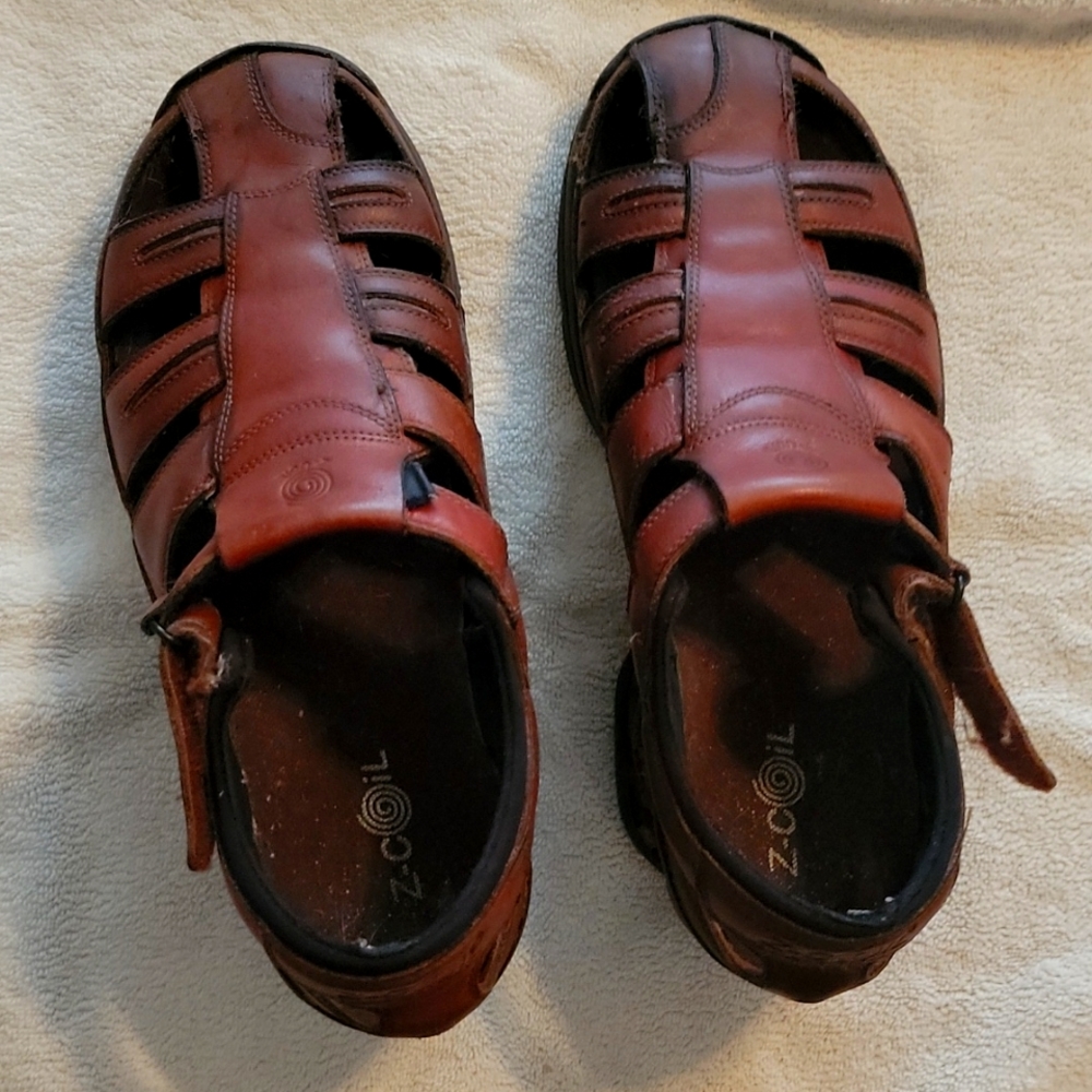 Mens Z-Coil size 10 brown sandals, lightly worn, excellent condition.